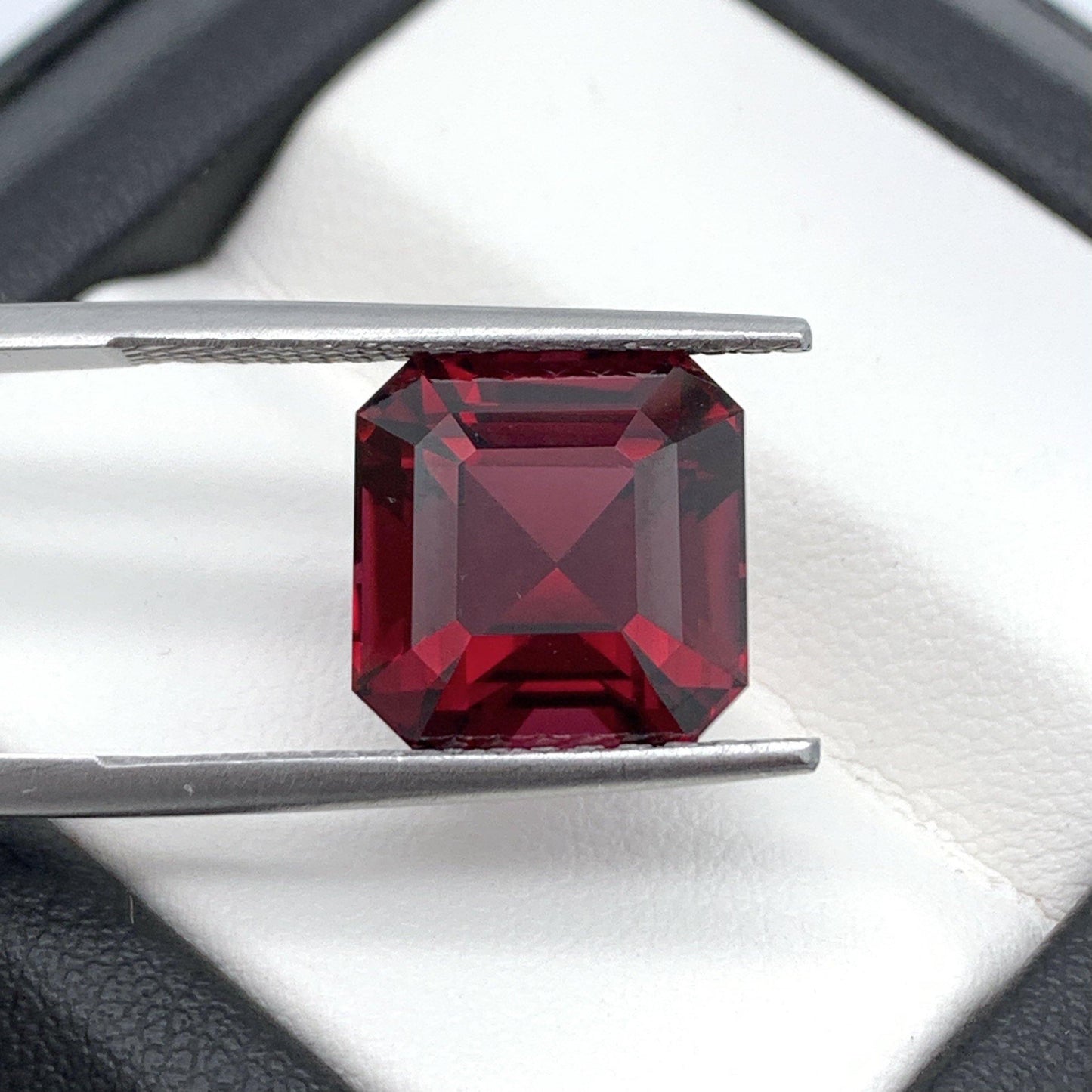 10.63CT Deep Red Garnet 