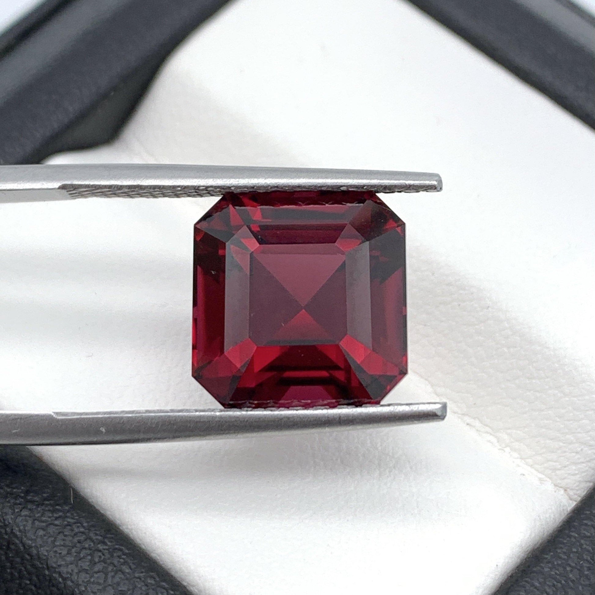 10.63CT Deep Red Garnet 